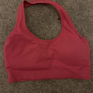 Nvgtn sporttopp  - Så fin sporttopp men kommer ej till användning pga en anning förstor. I strl M! ❤️‍🔥