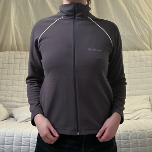 Sportig kofta - En lila tracksuit-jacka i storlek M, däremot passar den mindre, snarare XS✨