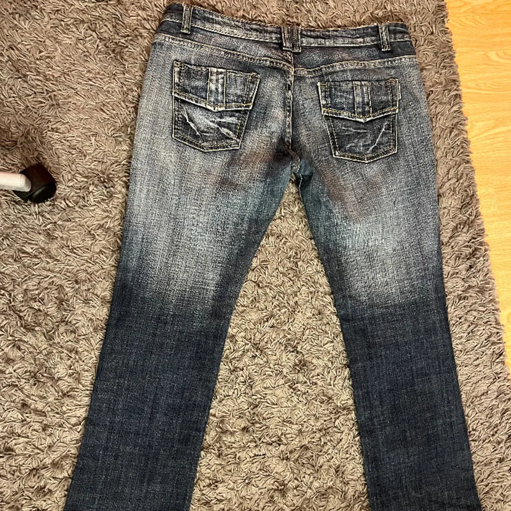 Super snygga jeans som tyvärr inte passade mig i längden. Jätte bra skick och materialet är bra. . Jeans & Byxor.