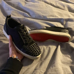 Christian Louboutin Luis Junior Spike - Säljer nu mina väldigt ovanliga och asfeta Louboutins! Bra condition, skorna är otvättade också men om man tvättar din ser dom säkert bättre ut. Äkthetsbevis finns, tillkommer skosnören, byter gärna mot Flycrews. Skriv om ni har några fler frågor!