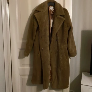 NA-KD kappa.  - Som sagt de e en NA-KD kappa. Den heter den heter big Collar Teddy Coat. Storlek 36!  Färg brun. Kappan är helt ny aldrig använd. Lapp sitter kvar som man kan se på bilden. 