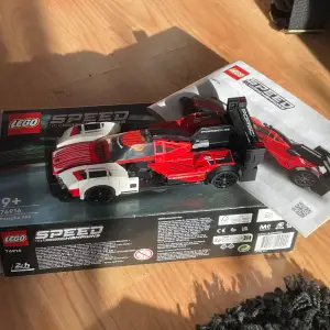 byggt sett, kommer med bruksanvisning och kartong (och bil såklart!!) lego speed champions Porsche 963