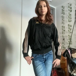 Adidas zip up  - Cool adidas Hoodie med perfekt passform , Lite sliten på ränderna 