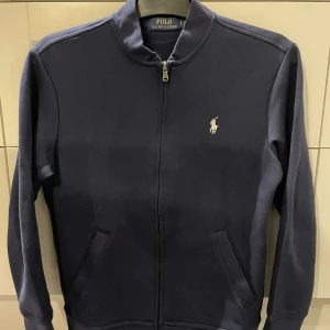 Ralph Lauren full zip - Färg: Navy Size: S Använd endast 2-3 gånger