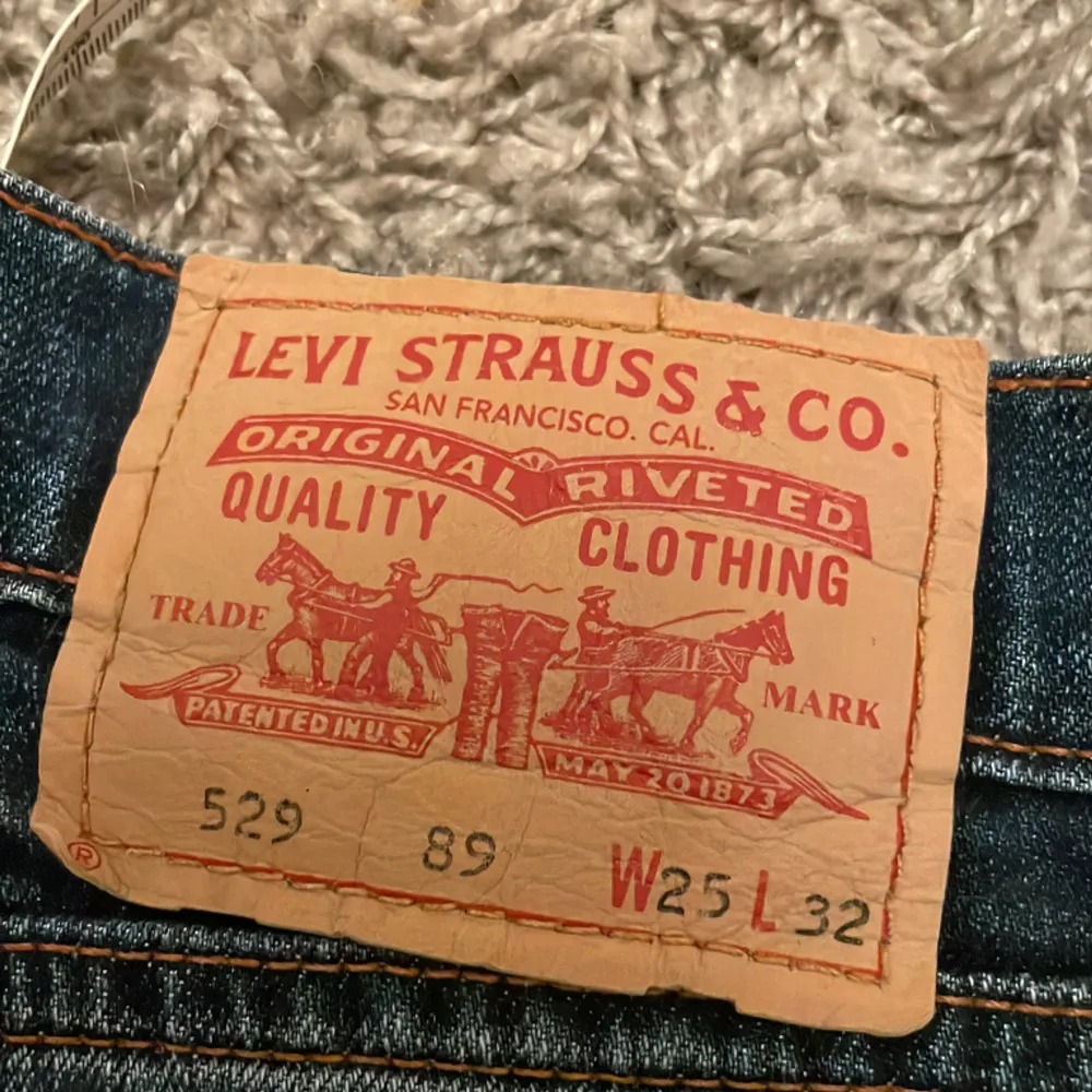 Snygga lågmidjade bootcut jeans , för små för mig i midjan.  Väldigt fint skick och oanvända💞  Mått: innerben 77 cm,  midja 32 cm. Jeans & Byxor.