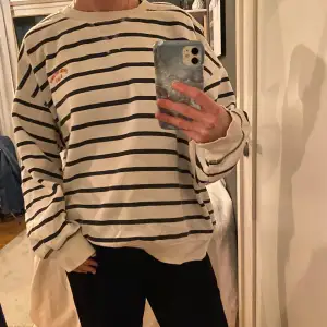 Super söt sweatshirt från H&M, i bra skick. Är strl xl men passar mig som vanligtvis har s. Lite oversized fit.