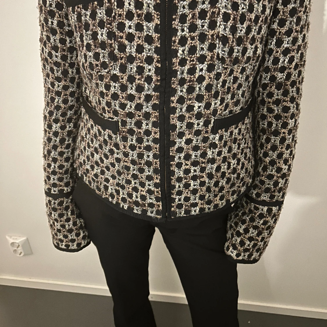 Säljer denna stilrena jacka/kofta. Har knappt används, och passar mig som är 170cm💕Kontakta innan köp🙏💕 - 90