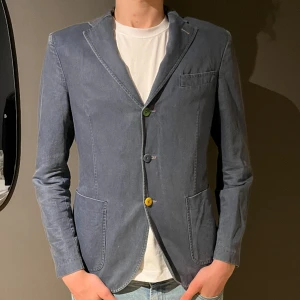 Manuel ritz kavaj - Säljer en Manuel Ritz kavaj som är ett italienskt designer märke. Nypris ca 5000. Storlek 46 som motsvarar s passar till M. Skick 8/10. Väldigt grisch och fräsch. Skriv om ni har några frågor. (priset kan diskuteras)