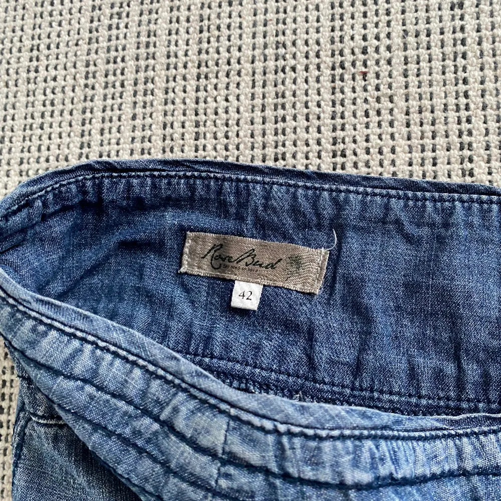 Vintage jeans kjol som går till knäna med fickor . Kjolar.
