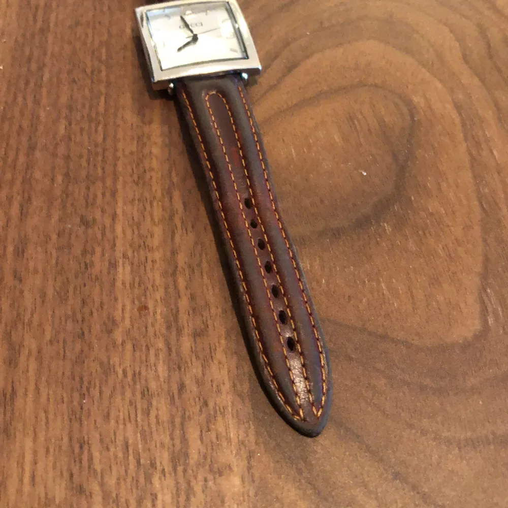 Brunt skinn armband Uret från Gucci Osäker om det är äkta (present). Accessoarer.