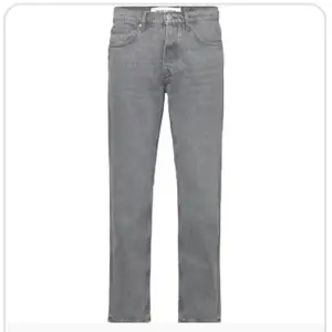 Säljer ett par helt nya herr jeans, ONLY AND SONS straight jeans! Säljer pågrund av att de var för stora! Storlek 34/34. Pris lappen finns kvar! Orginalpris 599kr!💕