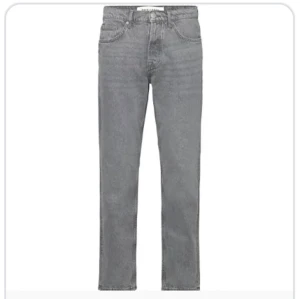 Only And Sons Jeans - Säljer ett par helt nya herr jeans, ONLY AND SONS straight jeans! Säljer pågrund av att de var för stora! Storlek 34/34. Pris lappen finns kvar! Orginalpris 599kr!💕