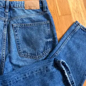 Väldigt fina jeans, använda några gånger. Är i mycket bra skick. Jeansen är ankellånga och högmidjade👖 Innebenslängden är 67 cm.