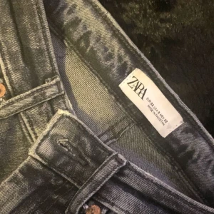 zara jeans  - zara jeans me hål på knäna och slits längst ner. bra skick och säljs då de inte kommer till användning🩷