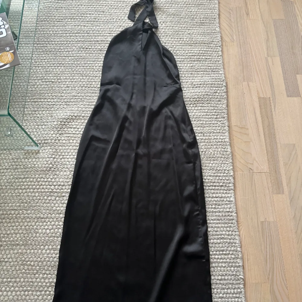 Jättefin svart långklänning som tyvärr inte kommer till användning. Aldrig använd, endast provad. Köpt från NA-KD för 499kr.. Klänningar.