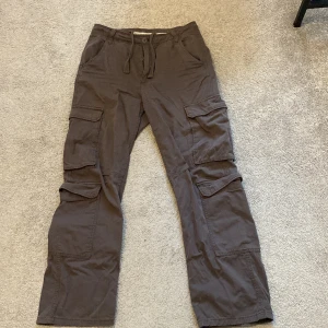 Cargopants från bershka  - Grå cargopants från bershka. Strorlek 38. Säljer pga att byxorna är för små för mig🩷