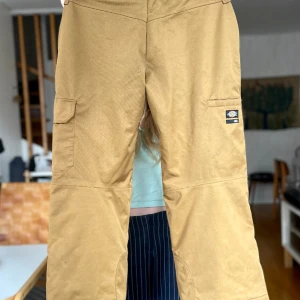 Snowboard-byxor - Ett par snowboardbyxor i bra skick men är lite slitna i nertill på byxbenen. Säljer på grund av att de är lite korta på mig som är 160. Passar dig som är ca 150-155 cm lång 