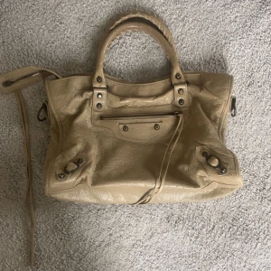 Balenciaga väska - Intressekoll på min balenciaga väska , äkthetsbevis finns ,axelbandet medföljer. hör av er vid frågor eller funderingar 💞