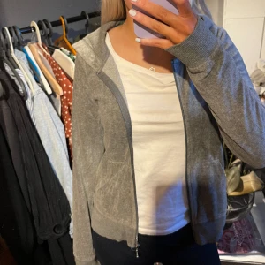 grå zip hoodie/kofta - Kommer inte till användning, så fin och i sammet!!!
