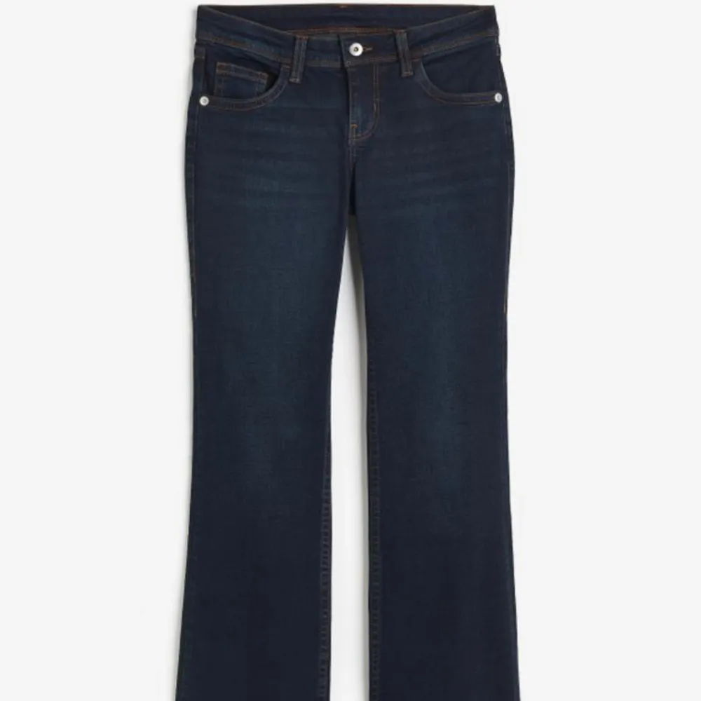 Säljer dessa skit snygga low waist jeans från hm! Slut sålda i storlek 🙂💘. Jeans & Byxor.