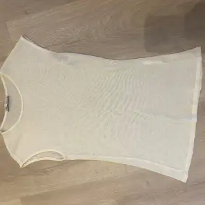 Säljer denna vita T-shirt från zara som är helt slutsåld, i storlek s