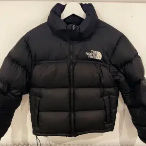 Super snygg jacka från The North Face, storlek Xs/S💓 Nypris runt 3000, mitt pris 1400🫶finns defekter på dragkedjan men inget som stör, skriv privat för fler bilder 