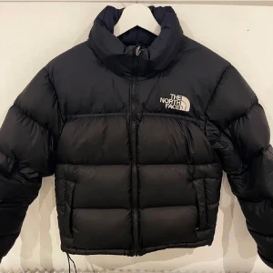 North face jacka  - Super snygg jacka från The North Face, storlek Xs/S💓 Nypris runt 3000, mitt pris 1400🫶finns defekter på dragkedjan men inget som stör, skriv privat för fler bilder 