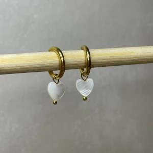 Guldpläterad örhängen med vita snäckhjärtan - Handgjorda, helt nya! 18k guldplätering. Vitt hjärt Hänge. 