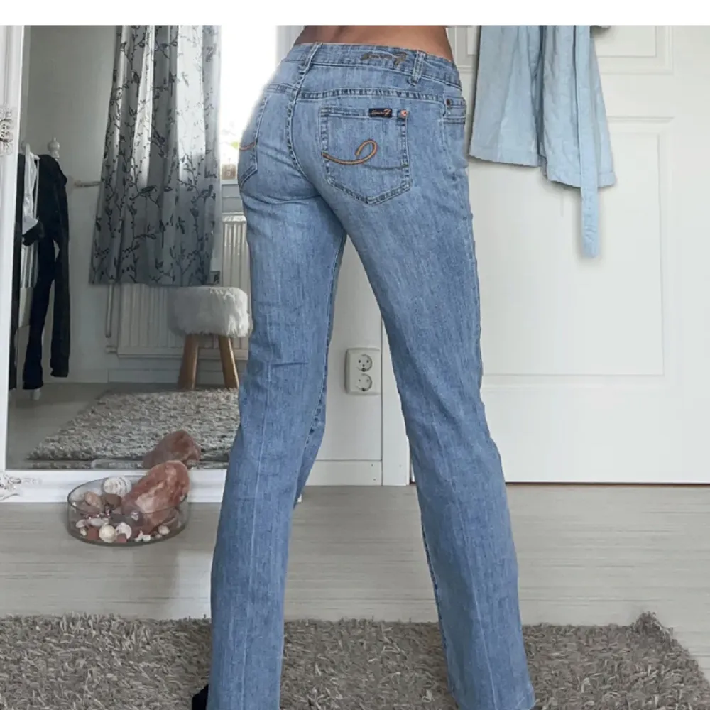 Så snygga lågmidjade jeans som jag säljer då de inte passar mig💞tryck gärna på köp nu🎀. Jeans & Byxor.