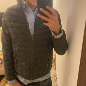 Ralph lauren jacka - Riktigt snygg Ralph lauren jacka. Nypris: 1700 Mitt pris 700 (går att diskutera) 10/10 skick nästan aldrig använd Skriv pm för mer bilder eller info! Passar dig som är runt 160-165