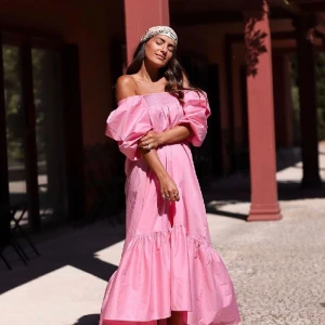 Ny klänning H&M Concious collection strl small. - Vacker klänning från H&Ms conscious collection i storlek small. Mycket populär och sålde slut direkt. Helt ny med lappar kvar (se bild). Oversize model som passar XS-Medium. 100% Bomull och vacker färg. Jag skickar gärna fler bilder 🌸