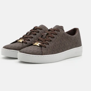 Michael Kors Skor - Äkta skin skor från MK, som har används Max 3 gånger pga att jag beställde fel storlek. Skorna ser helt nya ut och är så fräscha. På Zalando kostrar de 1495 kr. 