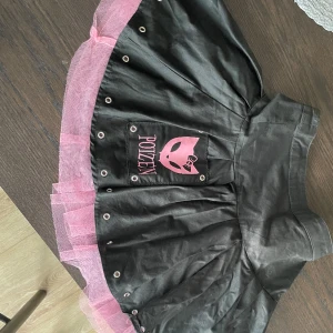 Poizen kjol - Fin kjol i alternativ stil. Köpt som storlek M, men handsydd på insidan av bandet för att passa XS-S (se sista bilden).  Måttet på bandet är ~70cm Nypris ~300kr