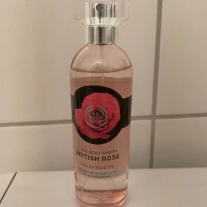The body shop parfym British Rose  - The body shop parfym British Rose. Mängd kvar enligt bild. Säljer då den inte kommer till användning.