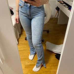 snygga jeans från lager 157, kommer tyvärr inte till användning längre🤍 jag är 160cm