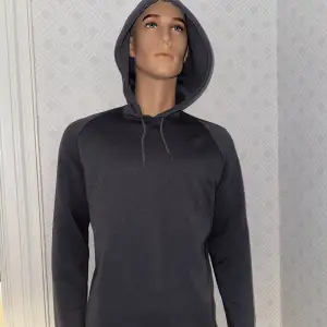 Hej, säljer denna fina samsoe hoodien i färgen grå. Hoodien består av ett väldigt mjukt och avslappnande material. Passar för alla typer av tillställningar.