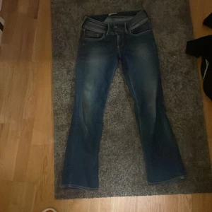 Low rised jeans - Säljer jeans, bra skick dom är flare  