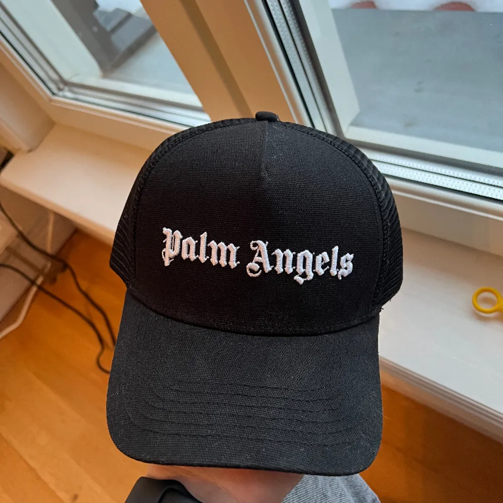 Palm Angels trucker keps ✅ Orginal kvitto finns ✅ Använda 3-4 gånger styck. ✅ 1500 om du köper en eller ta båda för 2600 . Accessoarer.