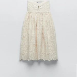 Klänning  - Säljer denna fina klänning som knappt har använts. Tror jag har använt den en/ två gånger💞 Tyvärr passar den inte längre🥹