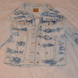 Cool jeansjacka - ⚡️Cool jeansjacka med slitna detaljer⚡️ Perfekt till våren☀️