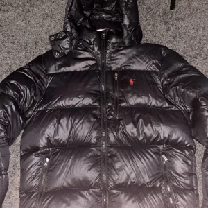 Ralph Lauren Jacka - Storlek L, passar M. Köpt i vintras, bra skick. Lite skrynklig på kameran men upplevs inte så i verkligheten. Kvitto finns. Skriv för bilder eller så. Den är marinblå gräns till svart. Nypris 5k. Inte supertjock så passar till våren också
