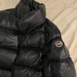 Colmar jacka  - Köpt nyligen och använd ett fåtal ggr. Jättevarm och skön!! Nypris 5799kr 🖤strl 48 (ej svensk/europisk strl utan nåt annat?) & sitter lite stort på mig som brukar bära S