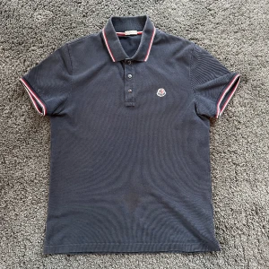 Moncler Pike - En Moncler Pike i storlek M men sitter som S. Den är i bra skick och inget og finns. Hör av er vid frågor eller flera bilder 😁