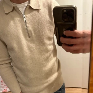 Samsoe Samsoe tröja - Säljer denna väldigt snygga halv zip tröjan från Samsoe Samsoe. Skönt och bekvämt material. Använd ett fåtal gånger och fortfarande i väldigt bra skick. Nypris 1500 men säljer för 350 😁