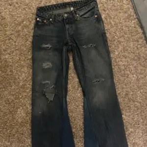 Jeans i modellen Arrow från Weekday som jag sytt Bootcut och gjort hål i. Säljer då de ej kommer till användning. Kolla min profil för fler Low waist jeans. 💕