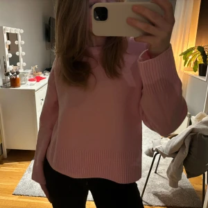 And other stories tröja - Stickad tröja, använd fåtal gånger så i fint skick🌟superfin till sommaren, säljer då den inte kommer till användning🥰