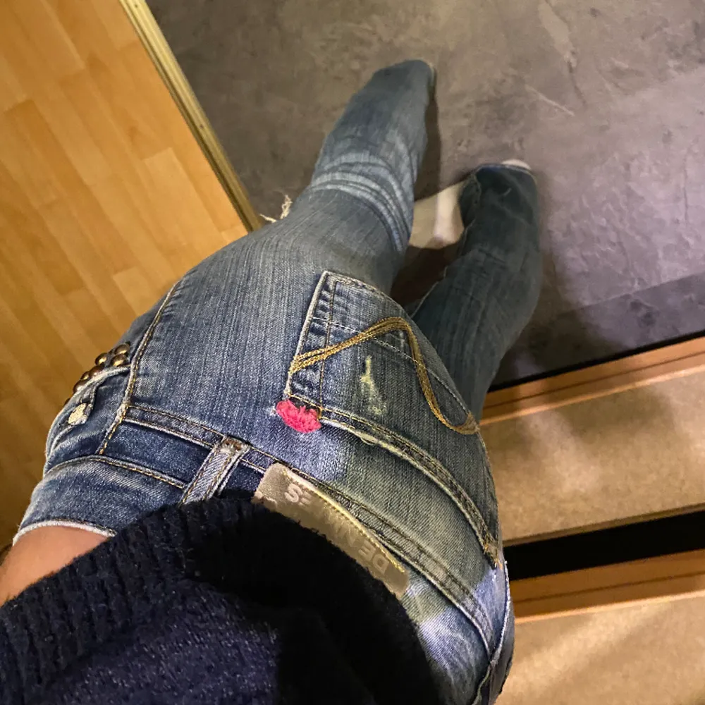 Jag säljer snygga lågmidjade italienska jeans, i nytt skick. De har intr kommit till användning det är därför jag säljer de ❤️skriv om ni är intresserade . Jeans & Byxor.