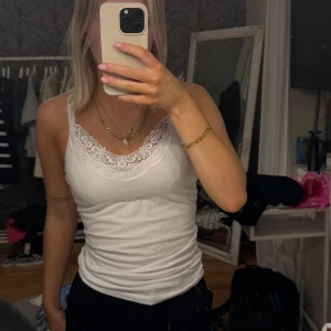 Spets linne - Fint spets linne ifrån Vero Mora, storlek M men passar mig som har vanligt vis xs-s men lite stort