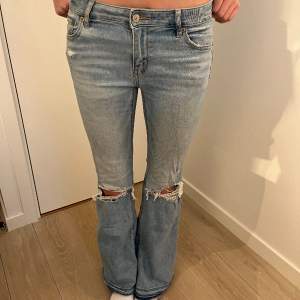 Jättecoola lowwaist bootcut jeans från American eagle❤️‍🔥innerbenslängd: 79cm midjemått: 70 cm storlek 0 vilket är som s/xs 