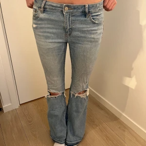 Lowwaist Bootcut Jeans - Jättecoola lowwaist bootcut jeans från American eagle❤️‍🔥innerbenslängd: 79cm midjemått: 70 cm storlek 0 vilket är som s/xs 